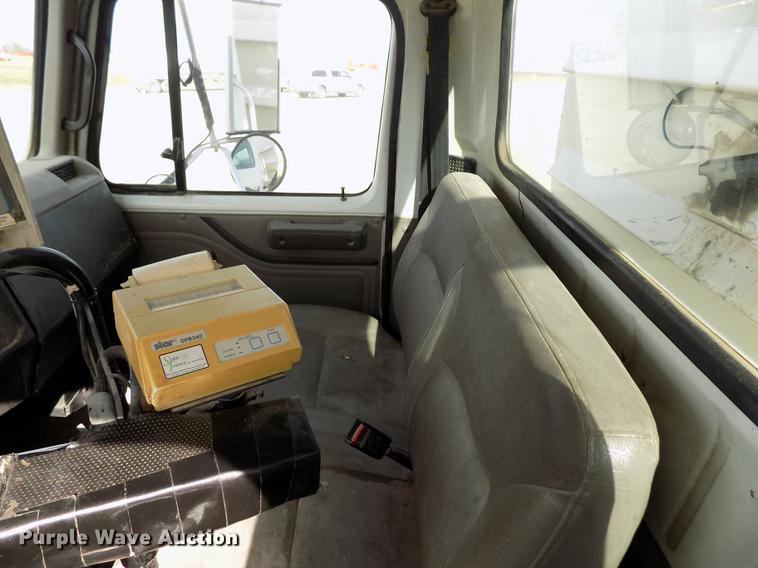 image for item DY9123 2001 International 4900 feed mixer truck