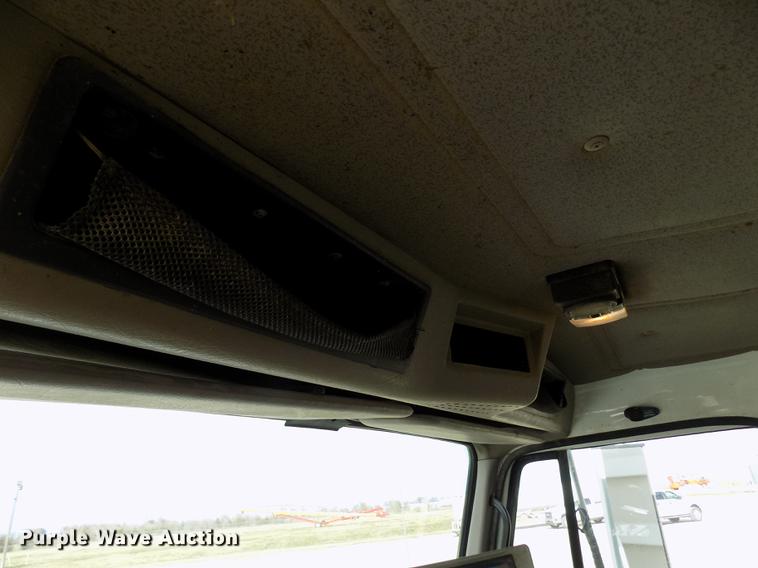 image for item DY9123 2001 International 4900 feed mixer truck