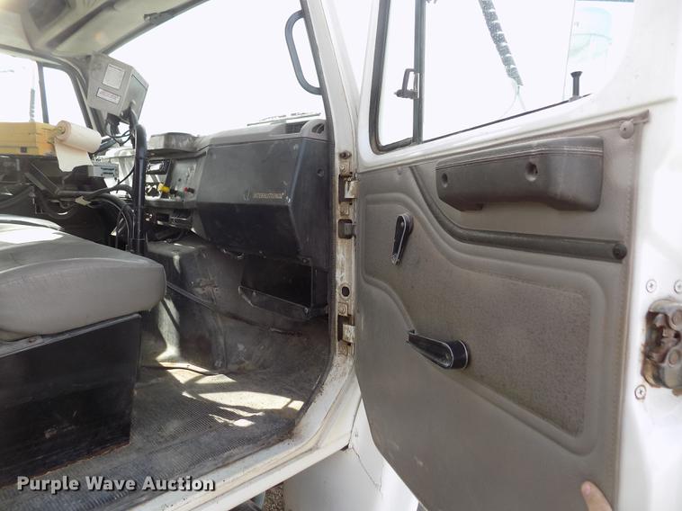 image for item DY9123 2001 International 4900 feed mixer truck