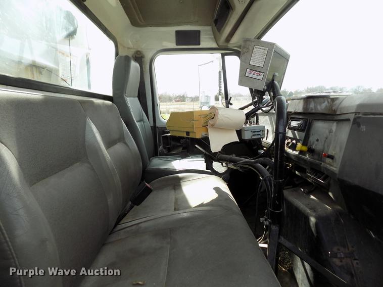 image for item DY9123 2001 International 4900 feed mixer truck