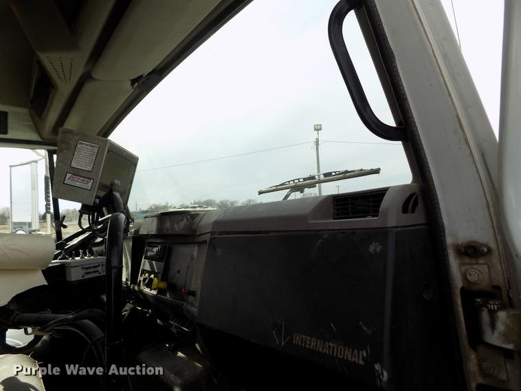 image for item DY9123 2001 International 4900 feed mixer truck