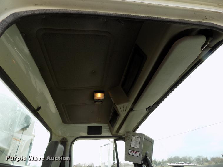 image for item DY9123 2001 International 4900 feed mixer truck