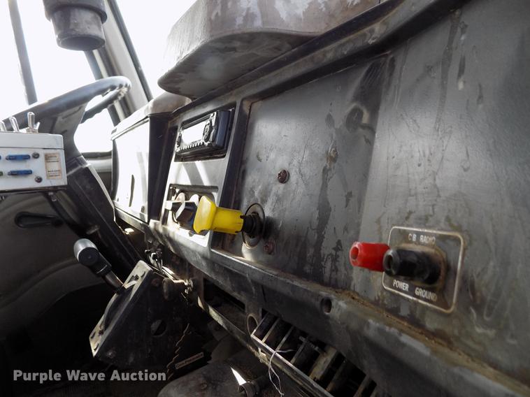 image for item DY9123 2001 International 4900 feed mixer truck