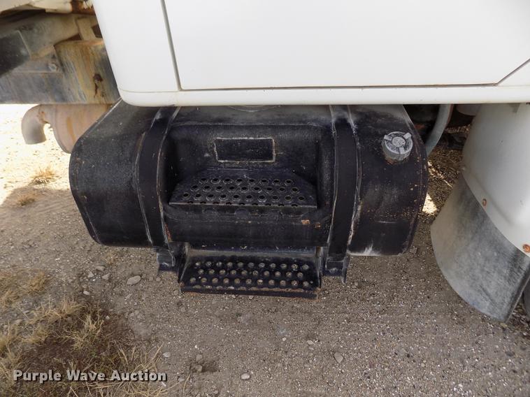 image for item DY9123 2001 International 4900 feed mixer truck