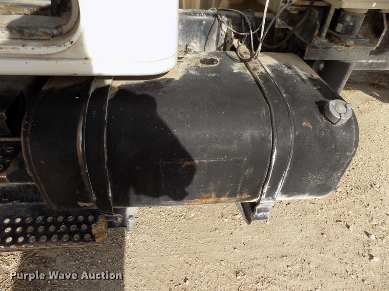 image for item DY9123 2001 International 4900 feed mixer truck