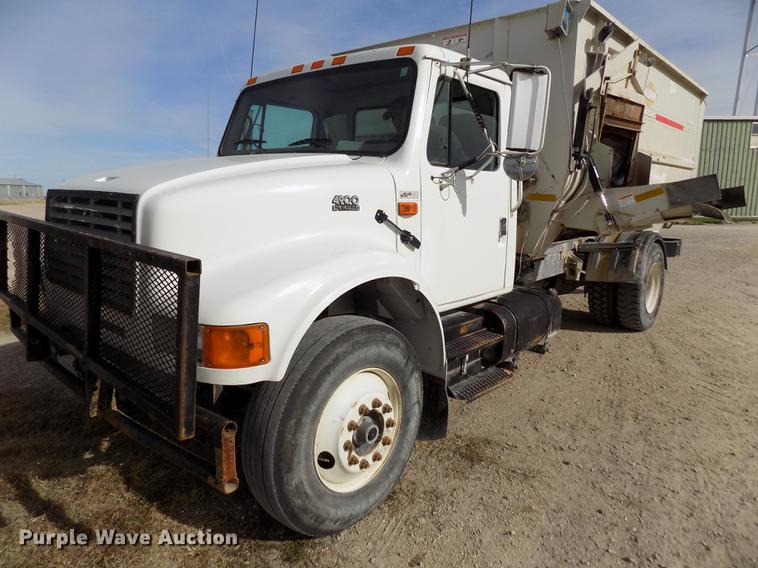 image for item DY9123 2001 International 4900 feed mixer truck