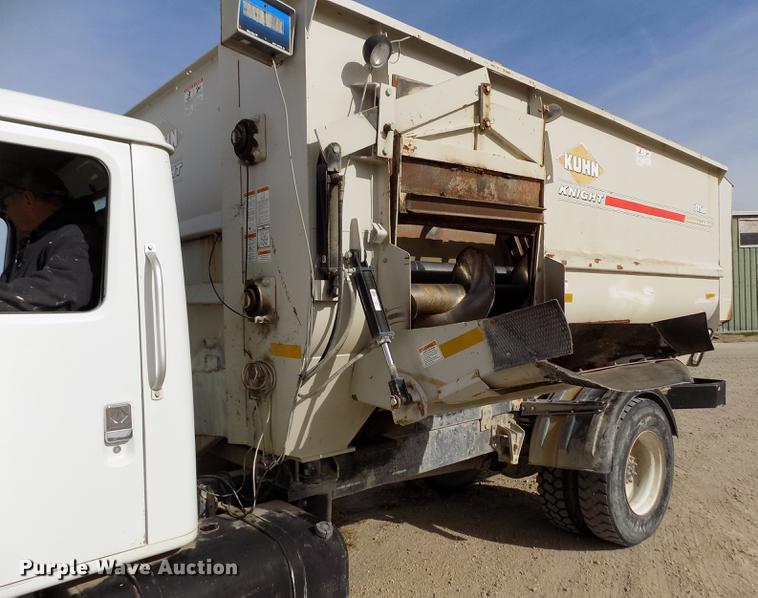 image for item DY9123 2001 International 4900 feed mixer truck