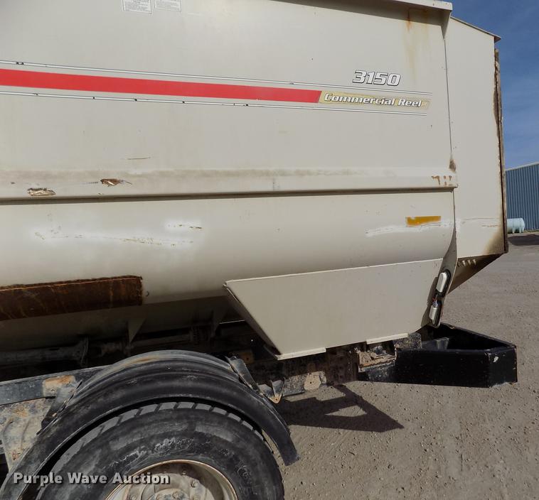 image for item DY9123 2001 International 4900 feed mixer truck