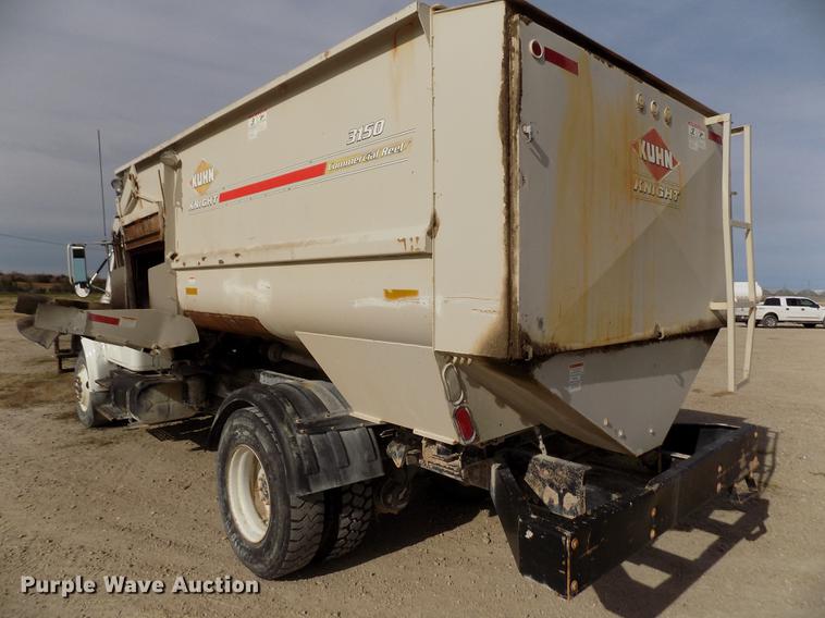 image for item DY9123 2001 International 4900 feed mixer truck