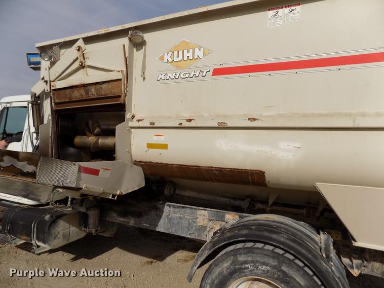 image for item DY9123 2001 International 4900 feed mixer truck