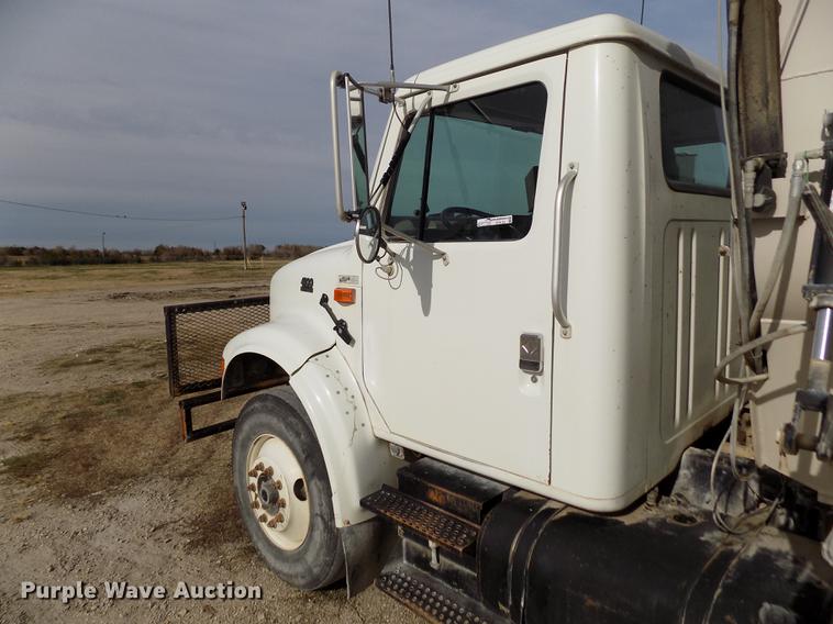 image for item DY9123 2001 International 4900 feed mixer truck