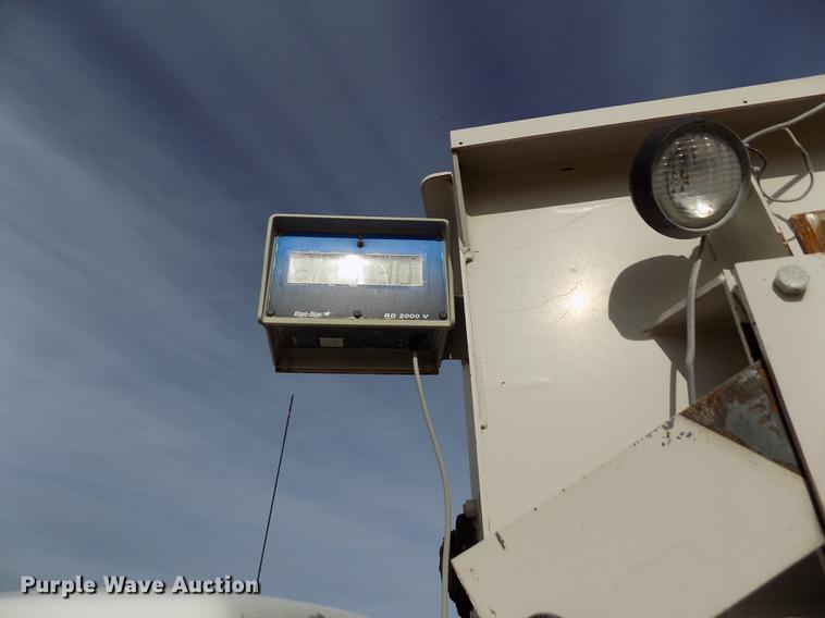 image for item DY9123 2001 International 4900 feed mixer truck