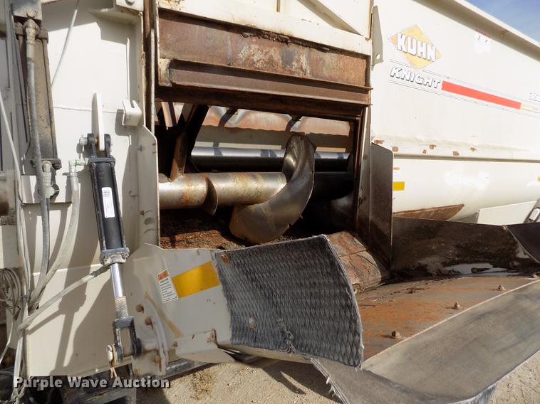 image for item DY9123 2001 International 4900 feed mixer truck