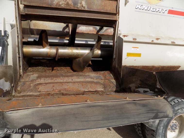 image for item DY9123 2001 International 4900 feed mixer truck