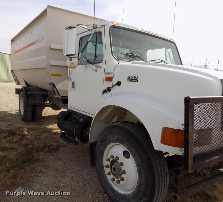 image for item DY9123 2001 International 4900 feed mixer truck