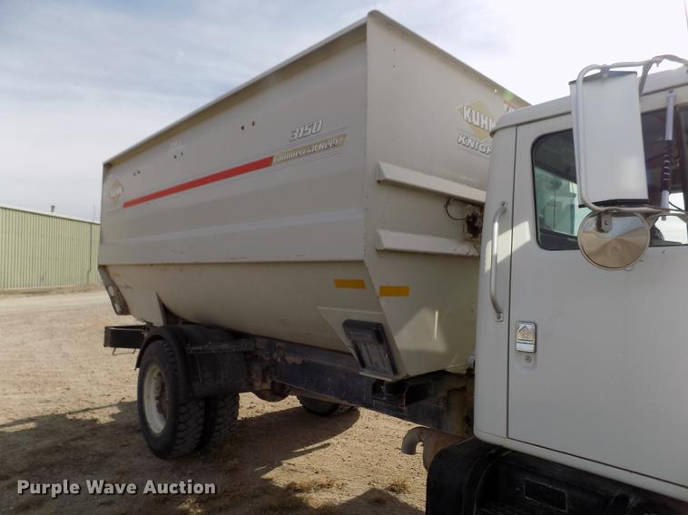 image for item DY9123 2001 International 4900 feed mixer truck