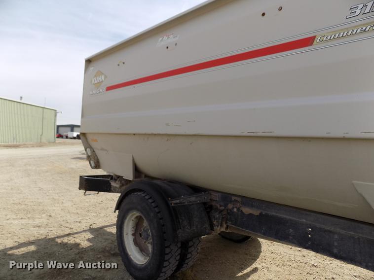 image for item DY9123 2001 International 4900 feed mixer truck