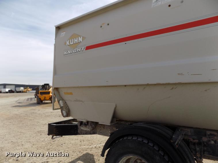 image for item DY9123 2001 International 4900 feed mixer truck