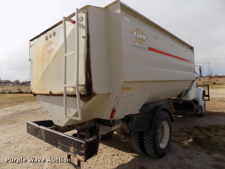 image for item DY9123 2001 International 4900 feed mixer truck