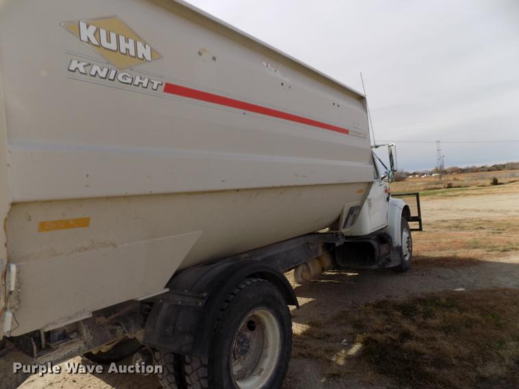 image for item DY9123 2001 International 4900 feed mixer truck