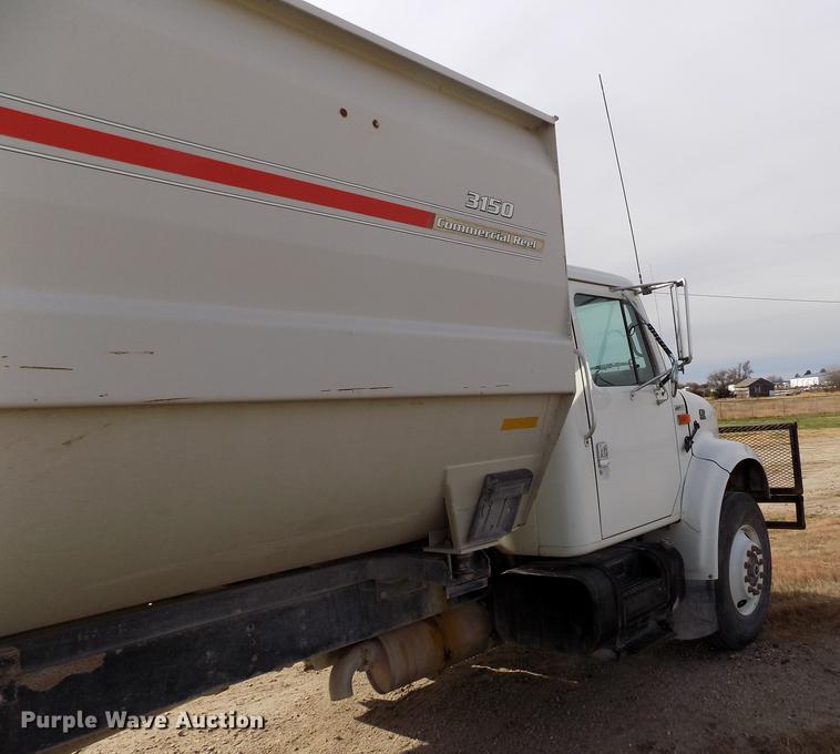 image for item DY9123 2001 International 4900 feed mixer truck