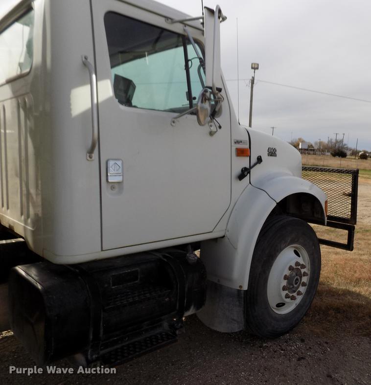 image for item DY9123 2001 International 4900 feed mixer truck