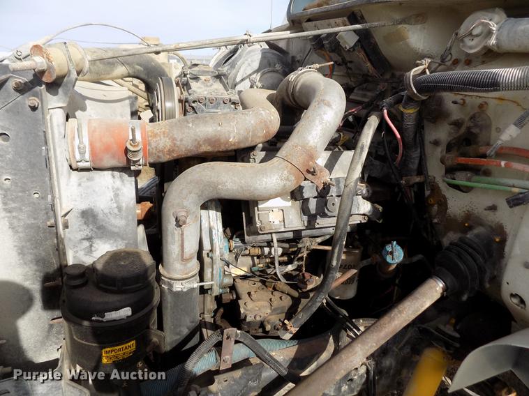 image for item DY9123 2001 International 4900 feed mixer truck