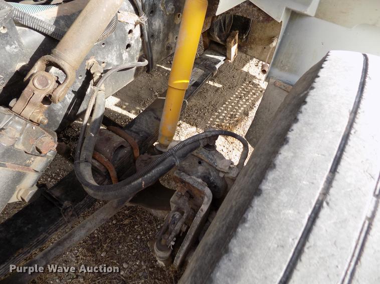 image for item DY9123 2001 International 4900 feed mixer truck