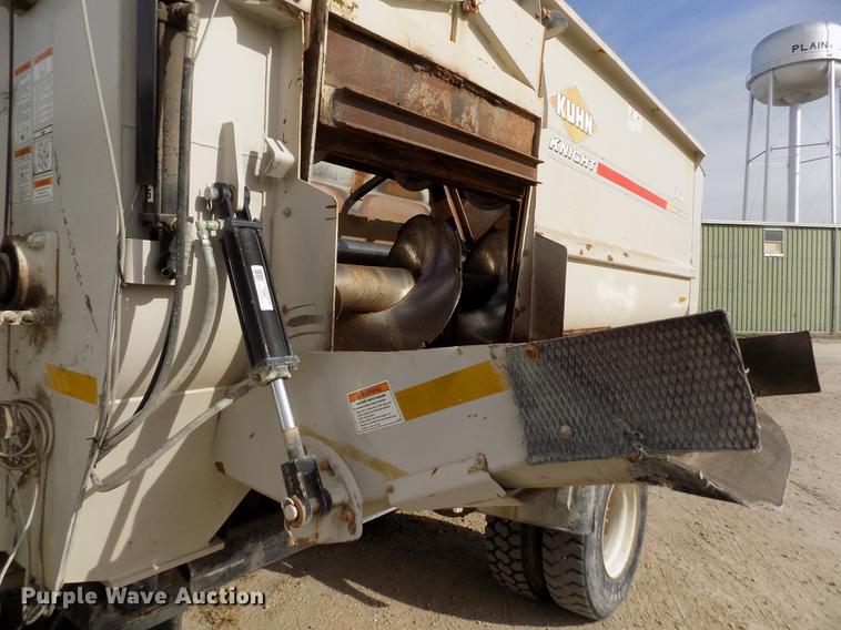 image for item DY9123 2001 International 4900 feed mixer truck