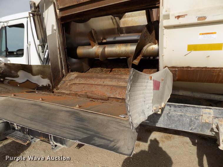 image for item DY9123 2001 International 4900 feed mixer truck