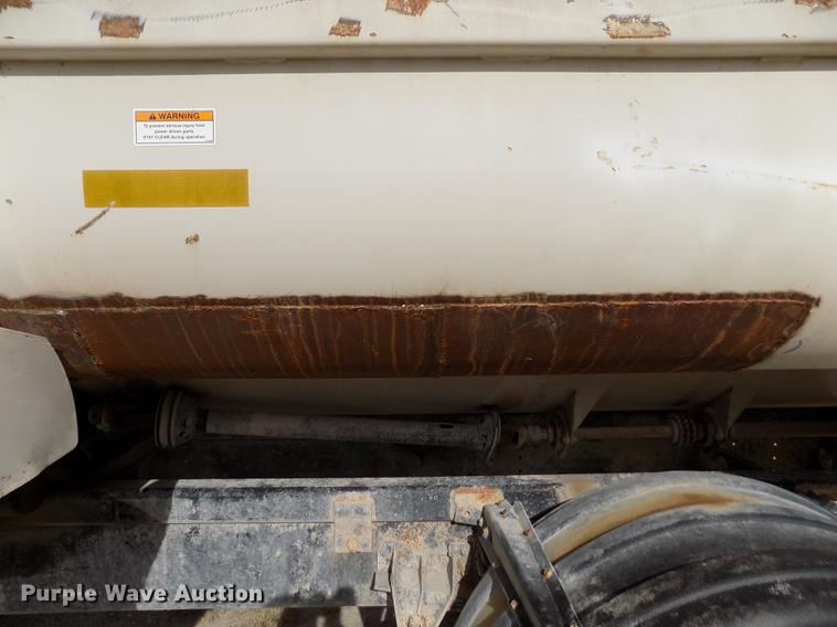 image for item DY9123 2001 International 4900 feed mixer truck