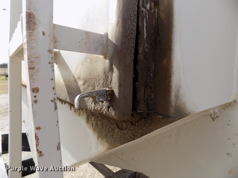 image for item DY9123 2001 International 4900 feed mixer truck