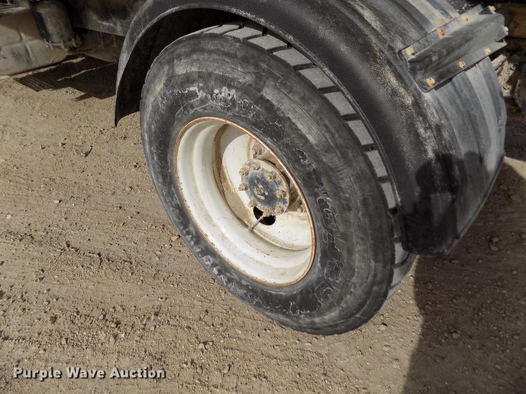 image for item DY9123 2001 International 4900 feed mixer truck