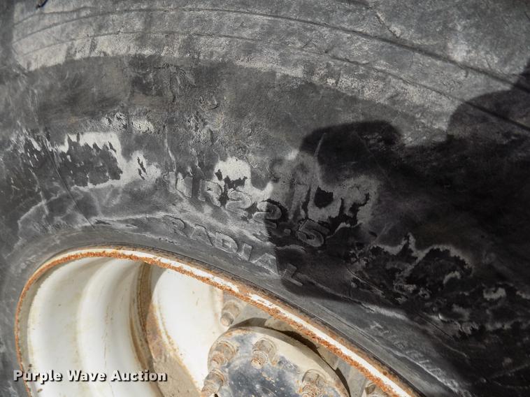 image for item DY9123 2001 International 4900 feed mixer truck