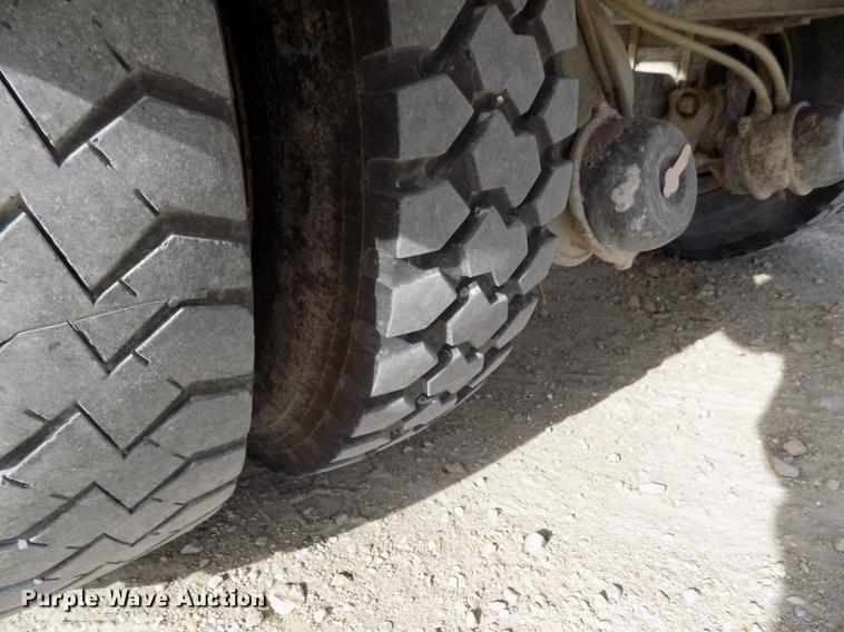 image for item DY9123 2001 International 4900 feed mixer truck