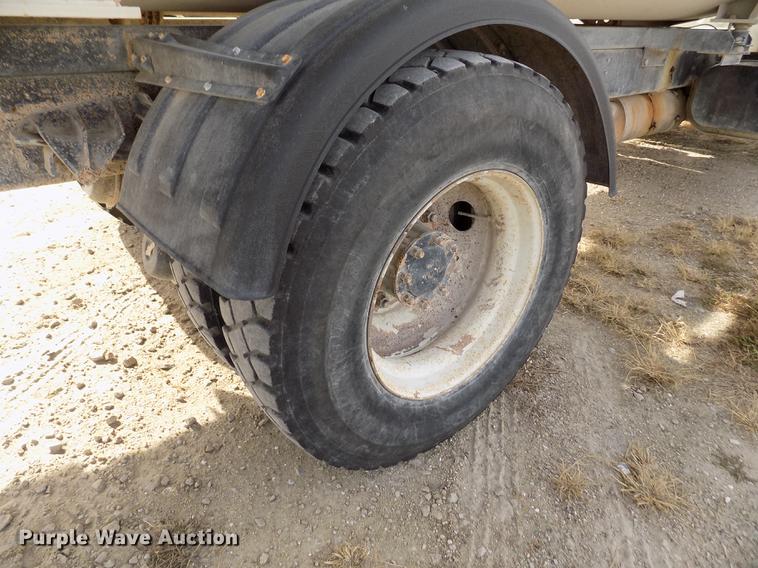 image for item DY9123 2001 International 4900 feed mixer truck