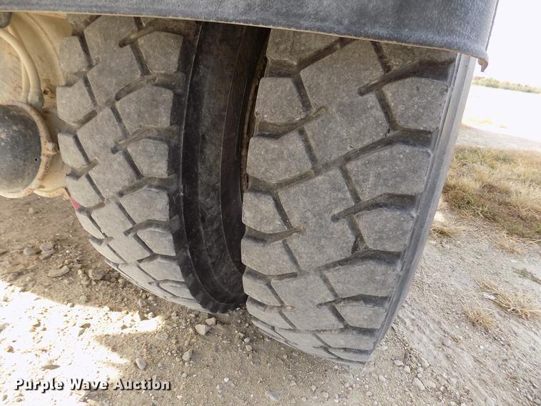 image for item DY9123 2001 International 4900 feed mixer truck