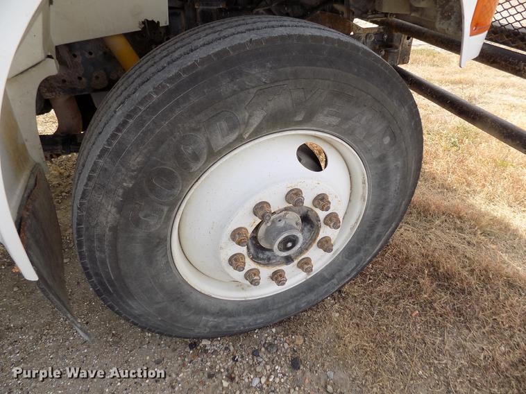 image for item DY9123 2001 International 4900 feed mixer truck