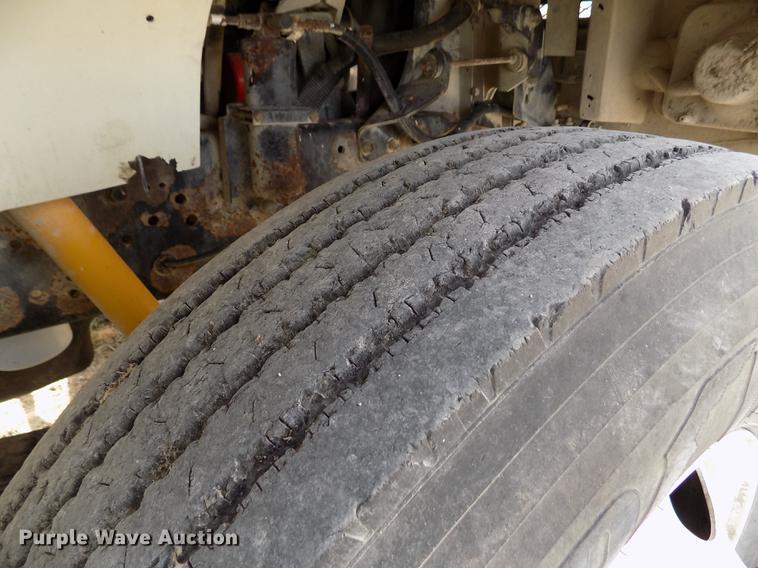 image for item DY9123 2001 International 4900 feed mixer truck