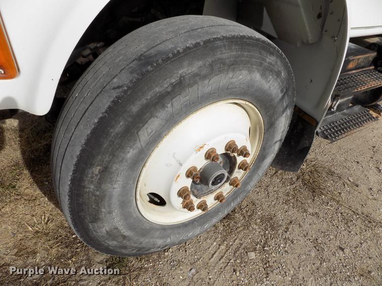 image for item DY9123 2001 International 4900 feed mixer truck