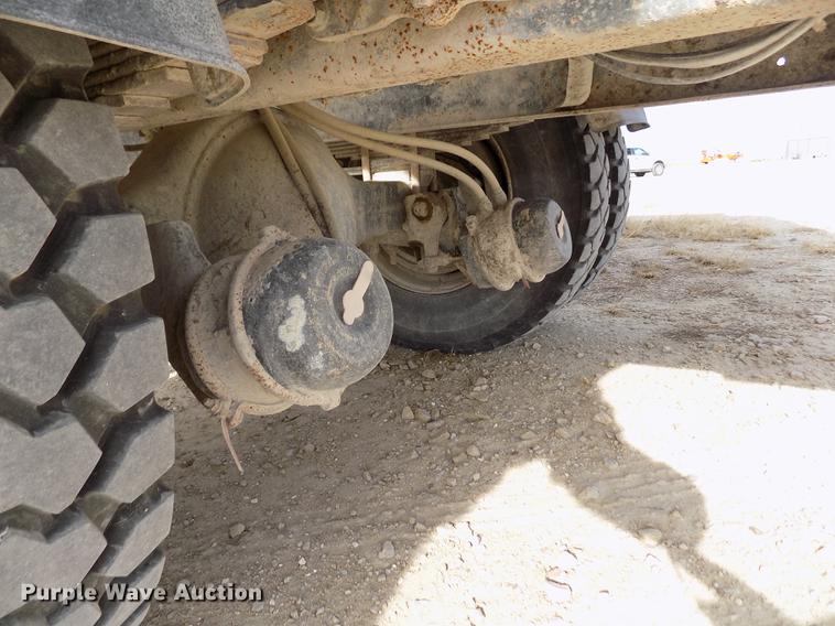 image for item DY9123 2001 International 4900 feed mixer truck