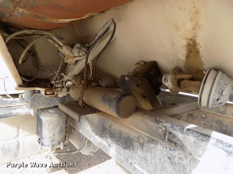 image for item DY9123 2001 International 4900 feed mixer truck