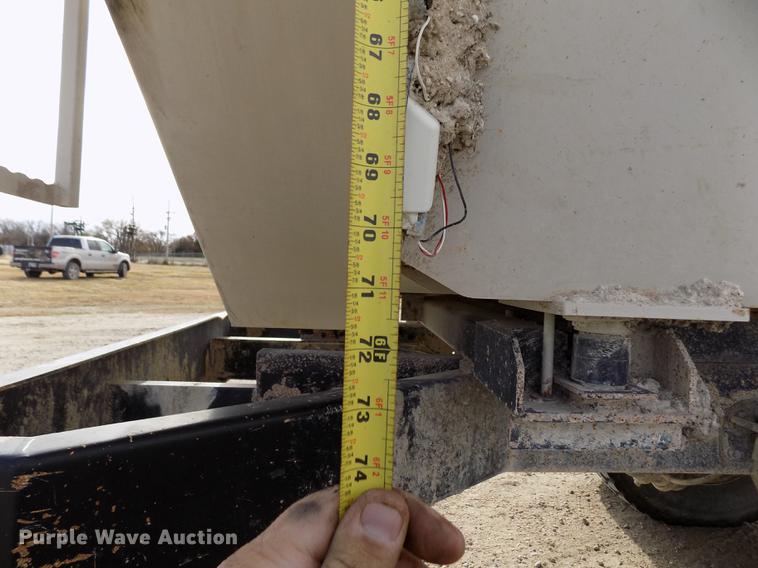 image for item DY9123 2001 International 4900 feed mixer truck