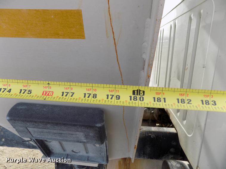 image for item DY9123 2001 International 4900 feed mixer truck