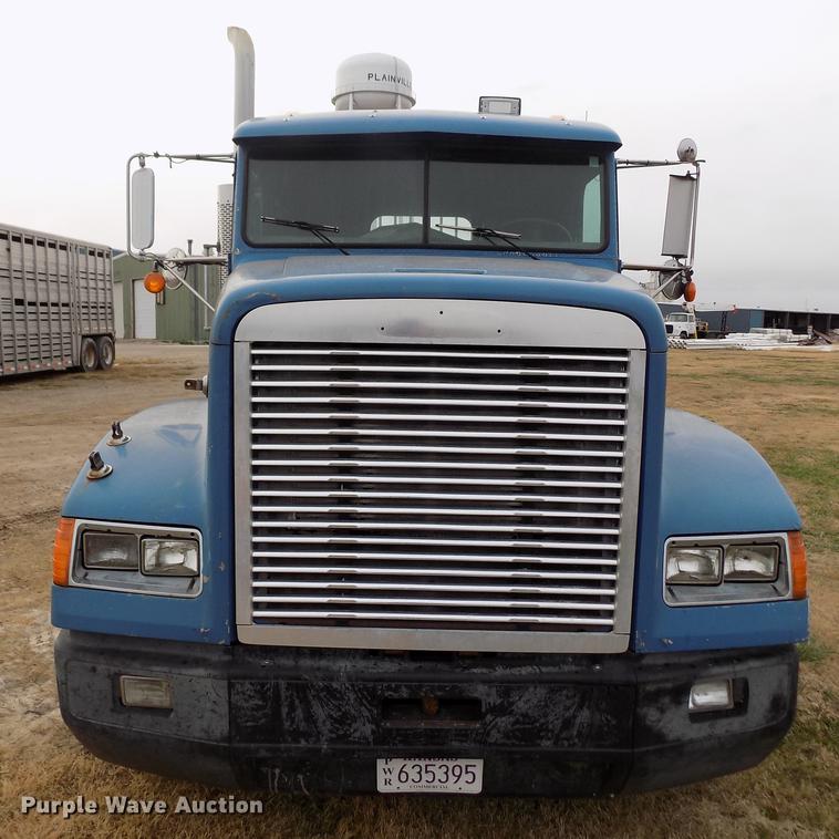 image for item DY9129 1997 Freightliner FL120 semi truck