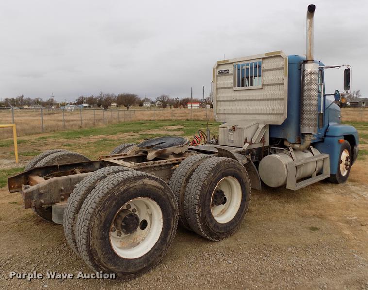 image for item DY9129 1997 Freightliner FL120 semi truck