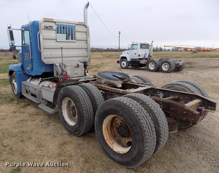 image for item DY9129 1997 Freightliner FL120 semi truck