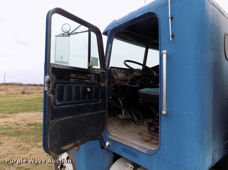 image for item DY9129 1997 Freightliner FL120 semi truck