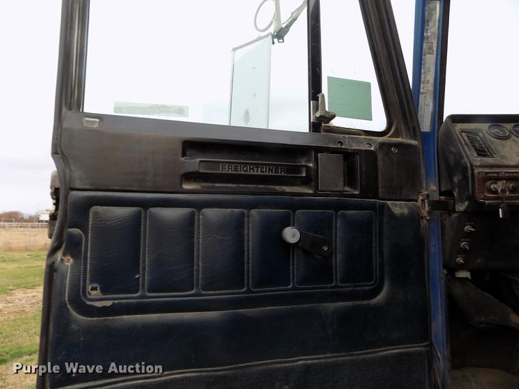 image for item DY9129 1997 Freightliner FL120 semi truck