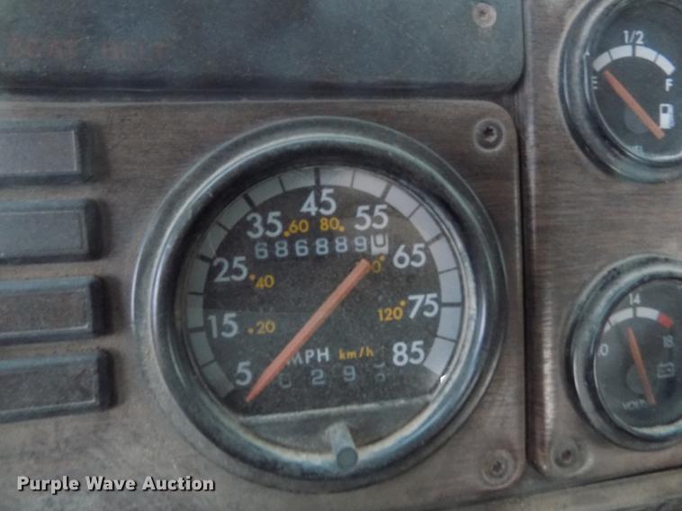 image for item DY9129 1997 Freightliner FL120 semi truck